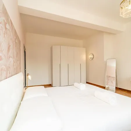 Apartment Spacious Penthouse With Terrace In The Heart Of