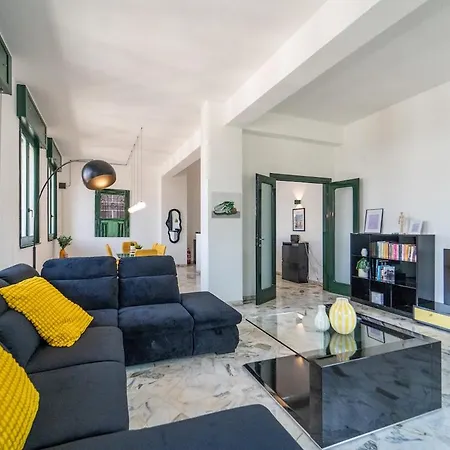 Spacious Penthouse With Terrace In The Heart Of Apartment *